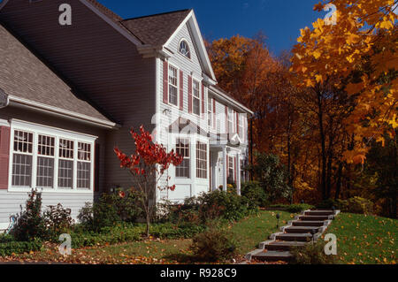 Große Vorstadthaus mit Herbstlaub ist in Neu-england, Connecticut, USA Stockfoto