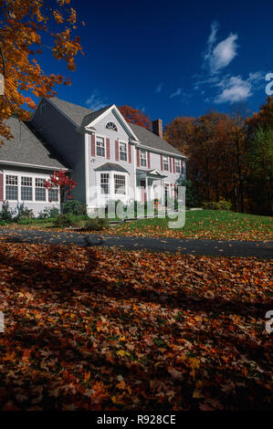 Große Vorstadthaus mit Herbstlaub ist in Neu-england, Connecticut, USA Stockfoto