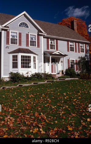 Große Vorstadthaus mit Herbstlaub ist in Neu-england, Connecticut, USA Stockfoto