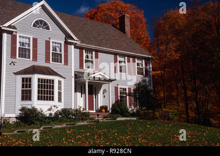 Große Vorstadthaus mit Herbstlaub ist in Neu-england, Connecticut, USA Stockfoto