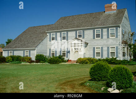 Gepflegtes Vorstadthaus hat einen angelegten Vorgarten, Milwaukee, Wisconsin, USA, 1990er Jahre Stockfoto