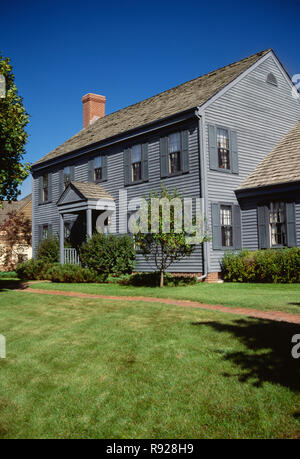 Gepflegtes Vorstadthaus hat einen angelegten Vorgarten, Milwaukee, Wisconsin, USA, 1990er Jahre Stockfoto