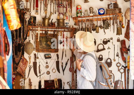 Buchara, Usbekistan 1. September Frau kaufen Andenken. Gerne weibliche Person Einkaufen in Asien exotischen Shop reisen, haben Spaß Stockfoto