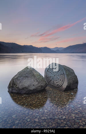 Das Millenium Stein in die Untiefen des Derwent Water in der Nähe von Keswick mit Blick in Richtung Borrowdale an einem kalten, klaren Morgen ist Winter im Lake District. Stockfoto