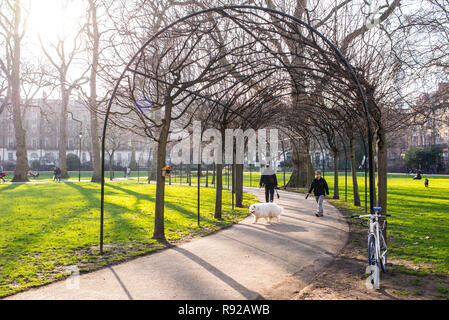 Russell Square, London, UK - Februar 2017. Menschen in Russell Square, einem großen Garten Square in Bloomsbury, im Londoner Stadtteil Camden Stockfoto