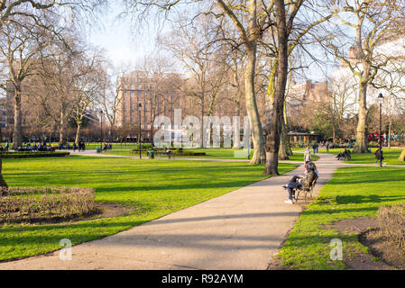 Russell Square, London, UK - Februar 2017. Menschen in Russell Square, einem großen Garten Square in Bloomsbury, im Londoner Stadtteil Camden Stockfoto