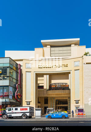 HOLLYWOOD, Kalifornien, USA - Februar 6, 2018: Blick auf die Fassade der Dolby Theater auf die Straße der Stadt. Auf blauem Hintergrund isoliert Stockfoto