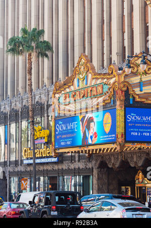 HOLLYWOOD, Kalifornien, USA - Februar 6, 2018: Das Gebäude der film Palast El Capitan auf der Straße der Stadt. Vertikale Stockfoto