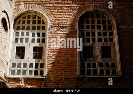 Zwei Fenster im Schatten und Licht auf Fliesen Wand Stockfoto