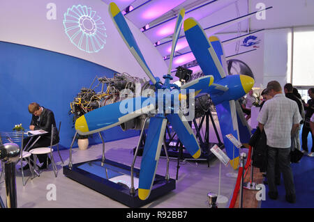 Schukowski, Russland. 20. August 2011. Air Show MAKS-2011. Ausstellung von Maschinen und Anlagen in den Hangar. Turboprop Aircraft Engine TVD -20-01 und TV 7. Stockfoto