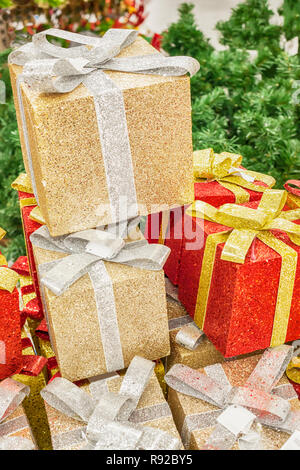 Gold, Rot und Silber Weihnachten Geschenkboxen - neues Jahr shopping Konzept Stockfoto