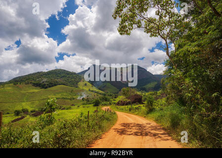 Schmutz weg in die Serra Brigadeiro State Park in Fervedouro, Minas Gerais, Brasilien, mit dem Pedra do Campestre auf dem Hintergrund. Stockfoto