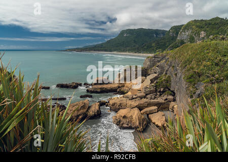 Felsen im Ozean und Blowhole, weltberühmten touristischen Destination, Pancake Rocks, Punakaiki, Westküste der Südinsel Neuseeland Stockfoto