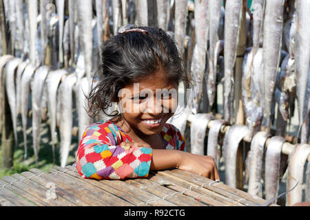 Porträt eines Mädchens an Nazirartek trockener Fisch Werk in Cox's Bazar, Bangladesch. Stockfoto