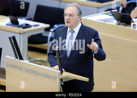 Magdeburg, Deutschland. 18 Dez, 2018. Reiner Haseloff (CDU), Ministerpräsident von Sachsen-Anhalt, steht am Rednerpult im Plenarsaal des Landtags. Der Landtag in Magdeburg diskutiert über den Haushalt für 2019. Die Landesregierung will insgesamt 11,5 Milliarden Euro zu verbringen. Credit: Peter Gercke/dpa-Zentralbild/dpa/Alamy leben Nachrichten Stockfoto