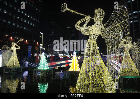 Seoul, South Korea, Südkorea. 18 Dez, 2018. Besucher genießen die Bilder vor der Dekorationen auf Anzeige Weihnachten und das neue Jahr über den Cheonggye Stream in Seoul, Südkorea zu feiern. Credit: Ryu Seung-Il/ZUMA Draht/Alamy leben Nachrichten Stockfoto