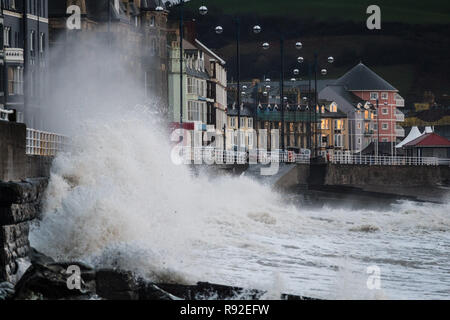 Aberystwyth Wales UK, Dienstag, 18. Dezember 2018 eine stürmische Ende zu einem sehr nassen und windigen Tag in Aberystwyth Wales. Das Met Office weitere 'gelb' Warnung für Heavy Rain und die Gefahr von störenden Überschwemmungen und schlechte Voraussetzungen für die meisten von Wales und Südwestengland Credit: Keith Morris/Alamy leben Nachrichten Stockfoto