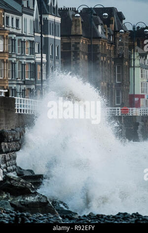 Aberystwyth Wales UK, Dienstag, 18. Dezember 2018 eine stürmische Ende zu einem sehr nassen und windigen Tag in Aberystwyth Wales. Das Met Office weitere 'gelb' Warnung für Heavy Rain und die Gefahr von störenden Überschwemmungen und schlechte Voraussetzungen für die meisten von Wales und Südwestengland Credit: Keith Morris/Alamy leben Nachrichten Stockfoto