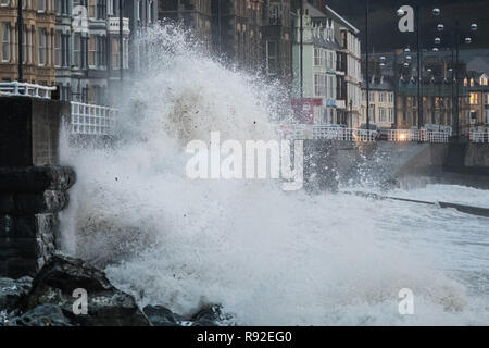 Aberystwyth Wales UK, Dienstag, 18. Dezember 2018 eine stürmische Ende zu einem sehr nassen und windigen Tag in Aberystwyth Wales. Das Met Office weitere 'gelb' Warnung für Heavy Rain und die Gefahr von störenden Überschwemmungen und schlechte Voraussetzungen für die meisten von Wales und Südwestengland Credit: Keith Morris/Alamy leben Nachrichten Stockfoto