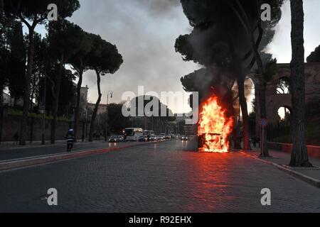 Rom, Italien. 18. Dezember, 2018. Touristische Bus Brand in Rom. Credit: LaPresse/Alamy leben Nachrichten Stockfoto