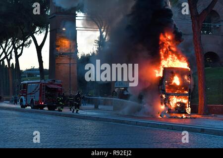 Rom, Italien. 18. Dezember, 2018. Touristische Bus Brand in Rom. Credit: LaPresse/Alamy leben Nachrichten Stockfoto