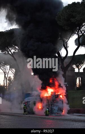 Rom, Italien. 18. Dezember, 2018. Touristische Bus Brand in Rom. Credit: LaPresse/Alamy leben Nachrichten Stockfoto