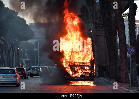 Rom, Italien. 18. Dezember, 2018. Touristische Bus Brand in Rom. Credit: LaPresse/Alamy leben Nachrichten Stockfoto