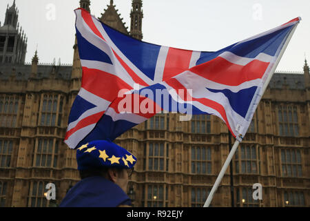 London UK 18. Dezember 2018. Pro Europe Aktivisten von sodem Stand der Missachtung der Europäischen Bewegung weiterhin außerhalb des Parlaments zu protestieren, als Minister in der Downing Street met vorzubereiten, um Notfallpläne für ein Kein Deal Brexit mit 100 Tage, bis Großbritannien aus der Europäischen Union Am 29. März 2019 Credit: Amer ghazzal/Alamy Leben Nachrichten zeichnen Stockfoto