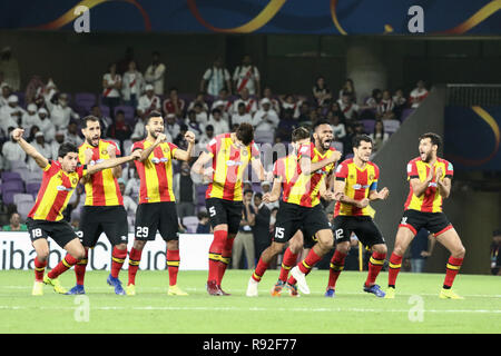 Al Ain, Vereinigte Arabische Emirate. 18 Dez, 2018. Es Tunis Spieler feiern nach der FIFA Club Wm-fünften Platz Fußball Match zwischen ES Tunis und CD Guadalajara an hazza Bin Zayed Stadion. Credit: Mohamed Flis/dpa/Alamy leben Nachrichten Stockfoto