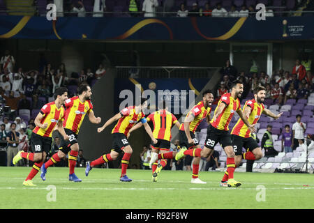 Al Ain, Vereinigte Arabische Emirate. 18 Dez, 2018. Es Tunis Spieler feiern nach der FIFA Club Wm-fünften Platz Fußball Match zwischen ES Tunis und CD Guadalajara an hazza Bin Zayed Stadion. Credit: Mohamed Flis/dpa/Alamy leben Nachrichten Stockfoto