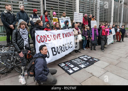 London, Großbritannien. Dezember 2018 18. Leute melden Sie London Katholische Arbeiter in einer Mahnwache der Liturgie, Gebet und Musik außerhalb des Home Office in Solidarität mit der #Stansted 15 schuldig, ein Terror - in Verbindung stehende Handlung für friedlich verhindert eine geheime Chartered deportation Flug letzten März und alle Flüchtlinge gefunden. Es war einer der vielen Veranstaltungen rund um das Land gegen ein Urteil Amnesty International fordert "einen vernichtenden Schlag für die Menschenrechte" und eine Gebühr, die die meisten fühlen sich völlig ungeeignet für die absolut friedliche Aktion. Credit: Peter Marschall/Alamy leben Nachrichten Stockfoto