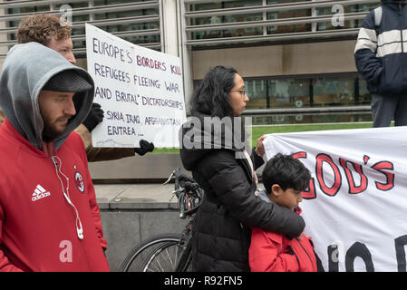 London, Großbritannien. Dezember 2018 18. Leute melden Sie London Katholische Arbeiter in einer Mahnwache der Liturgie, Gebet und Musik außerhalb des Home Office in Solidarität mit der #Stansted 15 schuldig, ein Terror - in Verbindung stehende Handlung für friedlich verhindert eine geheime Chartered deportation Flug letzten März und alle Flüchtlinge gefunden. Es war einer der vielen Veranstaltungen rund um das Land gegen ein Urteil Amnesty International fordert "einen vernichtenden Schlag für die Menschenrechte" und eine Gebühr, die die meisten fühlen sich völlig ungeeignet für die absolut friedliche Aktion. Credit: Peter Marschall/Alamy leben Nachrichten Stockfoto