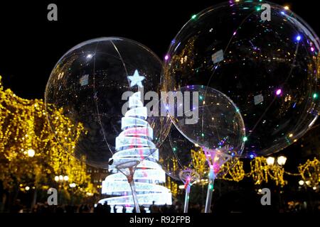 Athen, Griechenland. 18 Dez, 2018. Menschen gehen um einen beleuchteten Weihnachtsbaum auf dem Syntagma-Platz in Athen. (Bild: © aristidis VafeiadakisZUMA Draht) Stockfoto