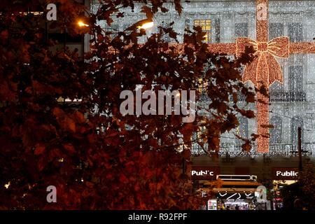 Athen, Griechenland. 18 Dez, 2018. Menschen gehen um einen beleuchteten Weihnachtsbaum auf dem Syntagma-Platz in Athen. (Bild: © aristidis VafeiadakisZUMA Draht) Stockfoto