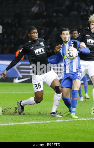 18. Dezember 2018, Berlin: Fußball: Bundesliga, Hertha BSC - FC Augsburg 16. Spieltag im Olympischen Stadion: Augsburger Kevin Danso (l) und Herthas Mathew Leckie in einem Duell. Foto: Jörg Carstensen/dpa - WICHTIGER HINWEIS: In Übereinstimmung mit den Anforderungen der DFL Deutsche Fußball Liga oder der DFB Deutscher Fußball-Bund ist es untersagt, zu verwenden oder verwendet Fotos im Stadion und/oder das Spiel in Form von Bildern und/oder Videos - wie Foto Sequenzen getroffen haben. Stockfoto