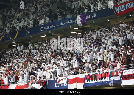 Al Ain, Vereinigte Arabische Emirate. 18 Dez, 2018. Al Ain Anhänger jubeln für Ihr Team in der Standplätze während der FIFA Club WM-Halbfinale Fußball Match zwischen UAE's Al Ain FC und Argentiniens River Plate an hazza Bin Zayed Stadion. Credit: Mohamed Flis/dpa/Alamy leben Nachrichten Stockfoto