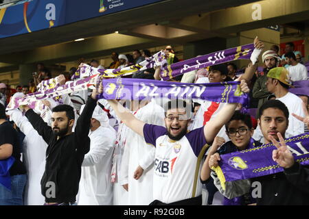 Al Ain, Vereinigte Arabische Emirate. 18 Dez, 2018. Al Ain Anhänger jubeln für Ihr Team in der Standplätze während der FIFA Club WM-Halbfinale Fußball Match zwischen UAE's Al Ain FC und Argentiniens River Plate an hazza Bin Zayed Stadion. Credit: Mohamed Flis/dpa/Alamy leben Nachrichten Stockfoto