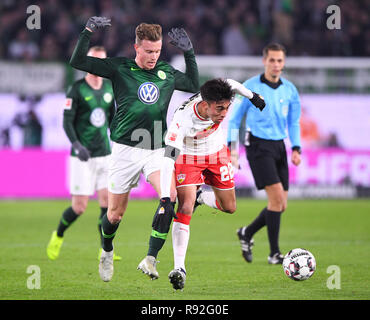 Wolfsburg, Deutschland. 18 Dez, 2018. Yannick Gerhardt (VfL Wolfsburg, l.) gegen Nicolas Gonzalez (Stuttgart, r.) GES/Fußball/1. Bundesliga: VfL Wolfsburg - VfB Stuttgart, 18.12.2018 Fußball: 1.Liga: VfL Wolfsburg gegen den VfB Stuttgart, Hannover, Deutschland Dezember 18, 2018 | Verwendung der weltweiten Kredit: dpa/Alamy leben Nachrichten Stockfoto