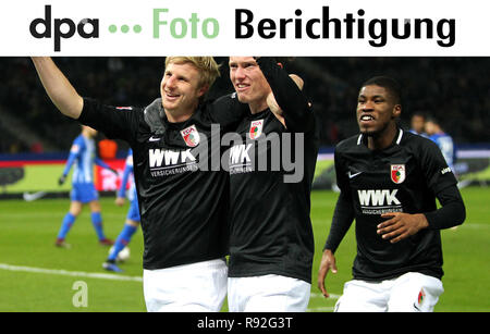 18. Dezember 2018, Berlin: Liebe Kunden, bei der gerade gesendete Bild ein Spieler falsch benannt. Auf der rechten Herthas Kevin Danso freut sich über ein Ziel (nicht Mathew Leckie). Das Foto wird sie wieder mit den korrigierten Text gesendet werden. Uns für die Fehler entschuldigen. Mit freundlichen Grüßen, Ihr dpa Photo Editor - Tel. 030 2852 31515 Foto: Andreas Gora/dpa - WICHTIGER HINWEIS: In Übereinstimmung mit den Anforderungen der DFL Deutsche Fußball Liga oder der DFB Deutscher Fußball-Bund ist es untersagt, zu verwenden oder verwendet Fotos im Stadion und/oder das Spiel in Form von Bildern und/oder Videos genommen haben - l Stockfoto