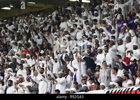 Al Ain, Vereinigte Arabische Emirate. 18 Dez, 2018. Al Ain Anhänger jubeln für Ihr Team in der Standplätze während der FIFA Club WM-Halbfinale Fußball Match zwischen UAE's Al Ain FC und Argentiniens River Plate an hazza Bin Zayed Stadion. Credit: Mohamed Flis/dpa/Alamy leben Nachrichten Stockfoto