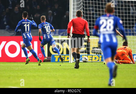 18. Dezember 2018, Berlin: Fussball: 1. Fussballbundesliga, 16. Spieltag, Hertha BSC - FC Augsburg im Olympiastadion Berlin: Landet der Ball im Ziel nach dem Ziel der Ondrej Duda von Hertha BSC, Mathew Leckie läuft ihm zujubeln, Augsburg Torhüter Andreas Luthe (r) schaut nach dem Ball. Foto: Andreas Gora/dpa - WICHTIGER HINWEIS: In Übereinstimmung mit den Anforderungen der DFL Deutsche Fußball Liga oder der DFB Deutscher Fußball-Bund ist es untersagt, zu verwenden oder verwendet Fotos im Stadion und/oder das Spiel in Form von Bildern und/oder Videos - wie Foto Sequenzen getroffen haben. Stockfoto