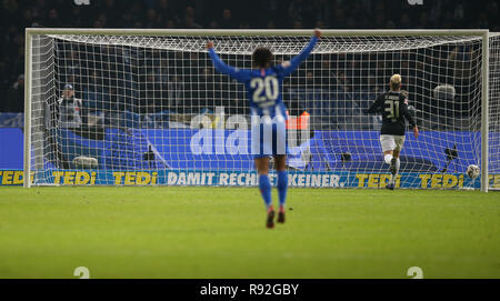 18. Dezember 2018, Berlin: Fussball: 1. Fussballbundesliga, 16. Spieltag, Hertha BSC - FC Augsburg im Olympiastadion Berlin: Valentino Lazaro von Hertha BSC (M) Kerben zu 2:1, Philipp Max (r) von Augsburg kann den Ball nicht mehr erreichen. Foto: Andreas Gora/dpa - WICHTIGER HINWEIS: In Übereinstimmung mit den Anforderungen der DFL Deutsche Fußball Liga oder der DFB Deutscher Fußball-Bund ist es untersagt, zu verwenden oder verwendet Fotos im Stadion und/oder das Spiel in Form von Bildern und/oder Videos - wie Foto Sequenzen getroffen haben. Stockfoto