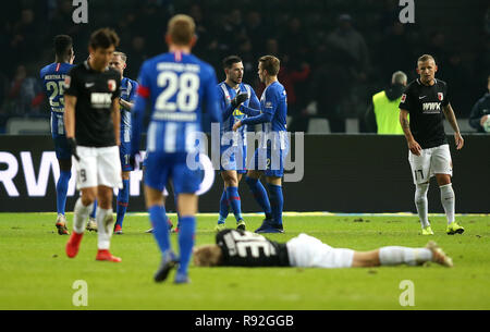 18. Dezember 2018, Berlin: Fussball: 1. Fussballbundesliga, 16. Spieltag, Hertha BSC - FC Augsburg im Olympiastadion Berlin. Die Herthans Jordanien Torunarigha, Ondrej Duda, Mathew Leckie, und Peter Pekarik sind, das geht zu 2:1, der Augsburger Jonathan Schmid läuft auf dem Spielfeld enttäuscht. Foto: Andreas Gora/dpa - WICHTIGER HINWEIS: In Übereinstimmung mit den Anforderungen der DFL Deutsche Fußball Liga oder der DFB Deutscher Fußball-Bund ist es untersagt, zu verwenden oder verwendet Fotos im Stadion und/oder das Spiel in Form von Bildern und/oder Videos - wie Foto Sequenzen getroffen haben. Stockfoto