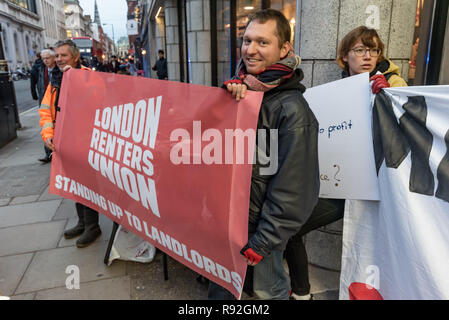 London, Großbritannien. Dezember 2018 18. London Mieter Union unterstützt den Protest der Berliner Community Center und Pub Syndikat außerhalb des Londoner Büros von Ihrem Vermieter, Global Real Estate Investors Limited, durch die geheimnisvolle Birnen Brüder, drei der reichsten Menschen in Großbritannien, die durch verschiedene 'Letterbox' Firmen um 6200 Eigenschaften in Berlin eigenen Besitz, gegen die Kündigungsfrist auf Ende Dezember zu beenden. Credit: Peter Marschall/Alamy leben Nachrichten Stockfoto