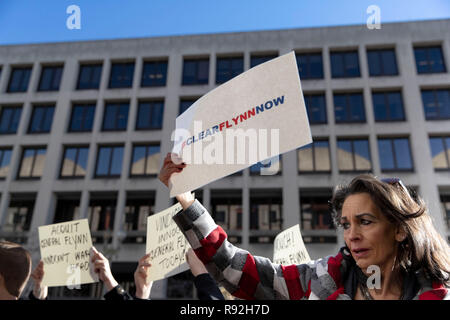 Ein Unterstützer von General Michael Flynn, ehemaliger Berater des Präsidenten der Vereinigten Staaten Donald J. Trumpf, wartet auf Flynn am US-Bezirksgericht für das Verurteilen in Washington, DC am 18. Dezember 2018 zu erreichen. Credit: Alex Edelman/CNP/MediaPunch Stockfoto
