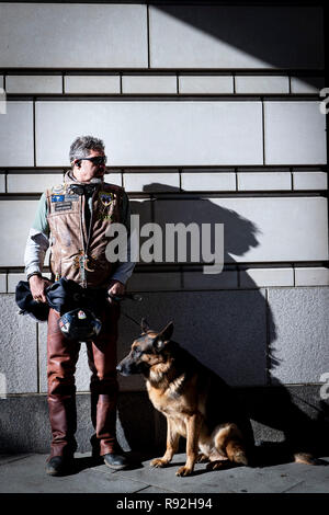 Washington, Vereinigte Staaten von Amerika. 18 Dez, 2018. Ein Unterstützer von General Michael Flynn, ehemaliger Berater des Präsidenten der Vereinigten Staaten Donald J. Trumpf, wartet auf Flynn am US-Bezirksgericht für das Verurteilen in Washington, DC am 18. Dezember 2018 zu erreichen. Credit: Alex Edelman/CNP | Verwendung der weltweiten Kredit: dpa/Alamy leben Nachrichten Stockfoto