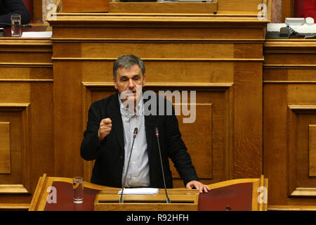 Athen, Griechenland. 18 Dez, 2018. Der griechische Finanzminister Euclid Tsakalotos Adressen Gesetzgeber im Rahmen einer parlamentarischen Sitzung in Athen, Griechenland, am Dez. 18, 2018. Griechische Gesetzgeber am Dienstag der Staatshaushalt 2019 ratifiziert, der erste Post des Landes - bailout Ära, die sieht 2,5 Prozent Wirtschaftswachstum im neuen Jahr von 2,1 Prozent im Jahr 2018. Credit: Marios Lolos/Xinhua/Alamy leben Nachrichten Stockfoto