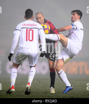 Bologna. 18 Dez, 2018. Der AC Mailand ist Hakan Calhanoglu (L) und Alessio Romagnoli (R) Mias mit Bologna Rodrigo Palacio während der Serie ein Fußballspiel zwischen Bologna und AC Mailand in Bologna, Italien, Dez. 18, 2018. Das Spiel endete mit einem 0:0-Unentschieden. Credit: Alberto Lingria/Xinhua/Alamy leben Nachrichten Stockfoto