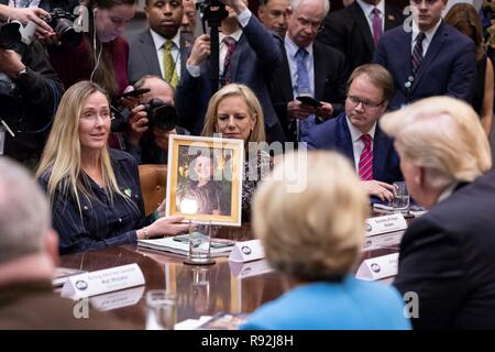 Washington DC, USA. 18. Dezember, 2018. Sandy Hook Mutter Scarlett Lewis, links, hält ein Foto von Ihrem Sohn Jesse, im Schießen getötet, bei einem Treffen mit Präsident Donald Trump auf der Schule Safety Report, im Roosevelt Raum des Weißen Hauses zum 18. Dezember 2018 in Washington, DC. Credit: Planetpix/Alamy leben Nachrichten Stockfoto