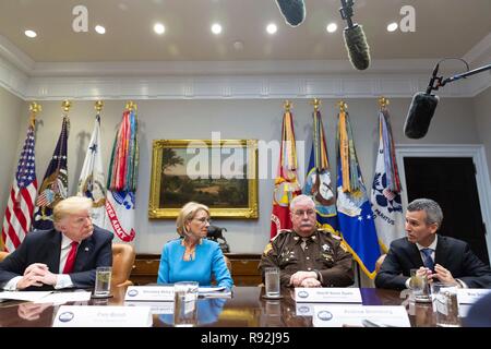 Washington DC, USA. 18. Dezember, 2018. Ryan Petty, Vater von Parkland Opfer Alaina Petty, rechts, spricht mit Präsident Donald Trump während einer Diskussionsrunde auf der Schule Safety Report, im Roosevelt Raum des Weißen Hauses zum 18. Dezember 2018 in Washington, DC. Sitzend von links nach rechts sind: US-Präsident Donald Trump, Ausbildung Sekretärin Betsy DeVos, Sheriff Kevin Byars, Marshall County, Kentucky und Ryan Petty. Credit: Planetpix/Alamy leben Nachrichten Stockfoto